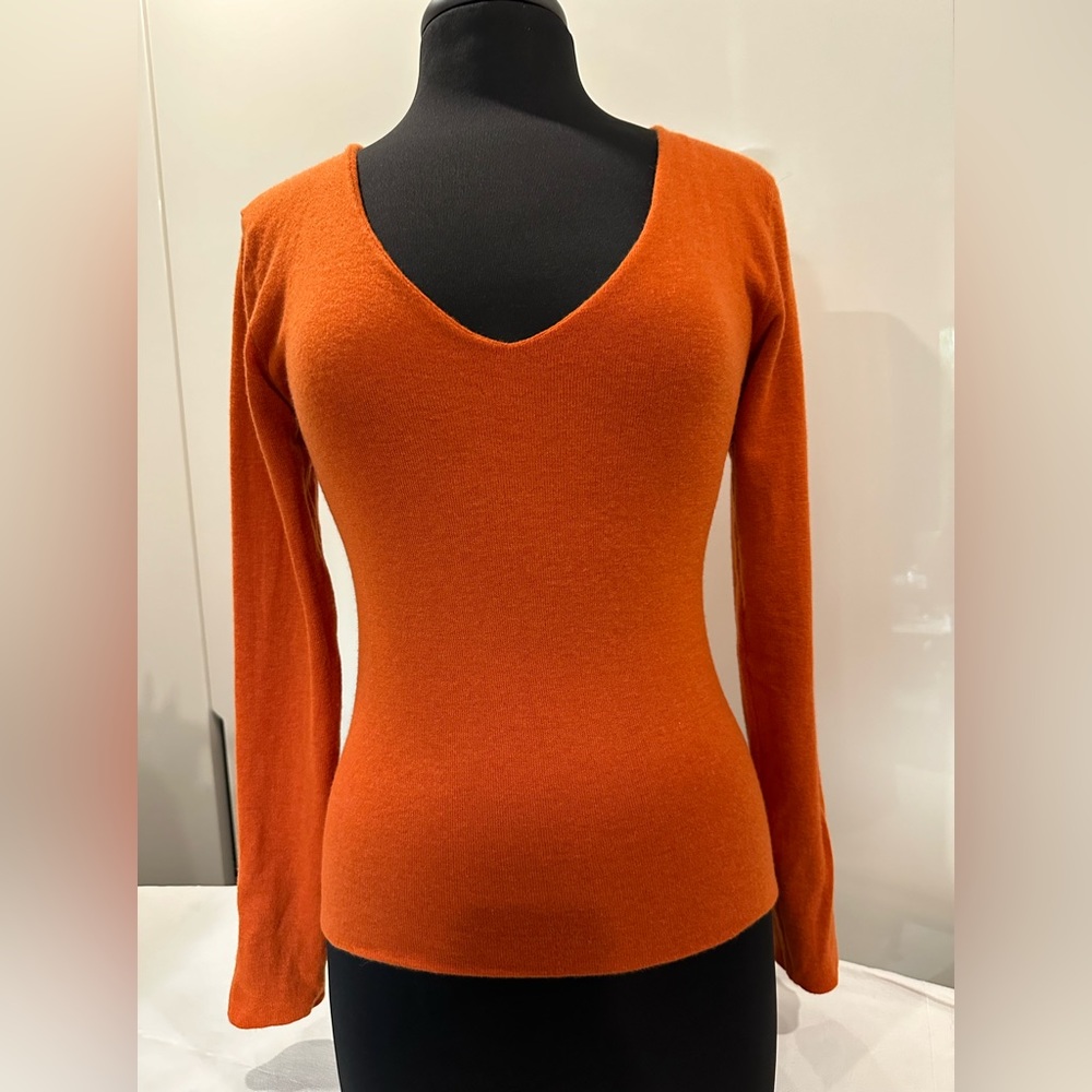 Regina Rubens 100% cashmere V-Neck sweater, long sleeve in Orange, size 2/small